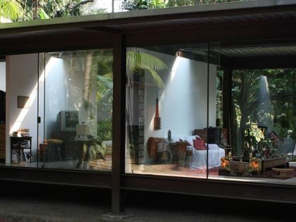 A Cozy and Contemporary Glass House Surrounded by Luscious Vegetation in Rio de Janeiro by Carla Juaçaba (4)