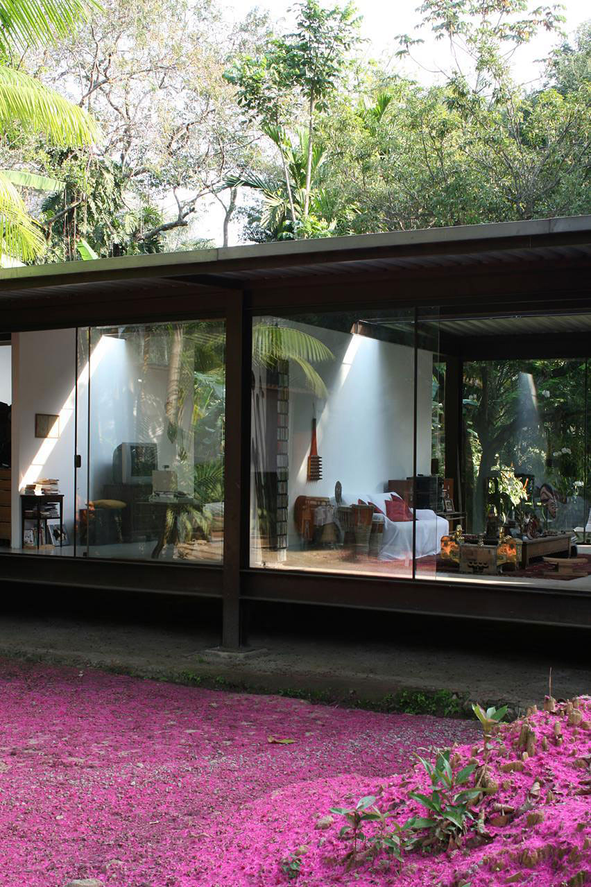 A Cozy and Contemporary Glass House Surrounded by Luscious Vegetation in Rio de Janeiro by Carla Juaçaba (4)