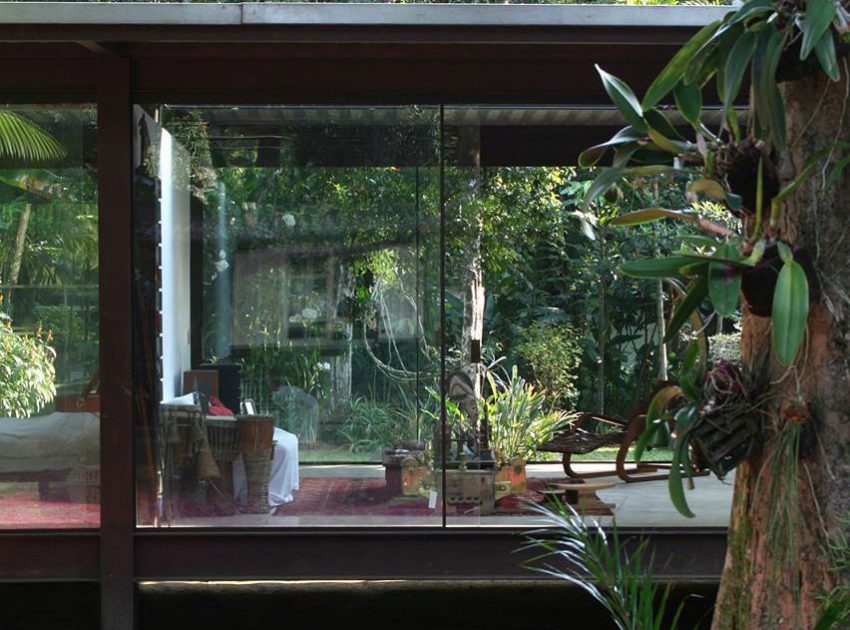 A Cozy and Contemporary Glass House Surrounded by Luscious Vegetation in Rio de Janeiro by Carla Juaçaba (5)