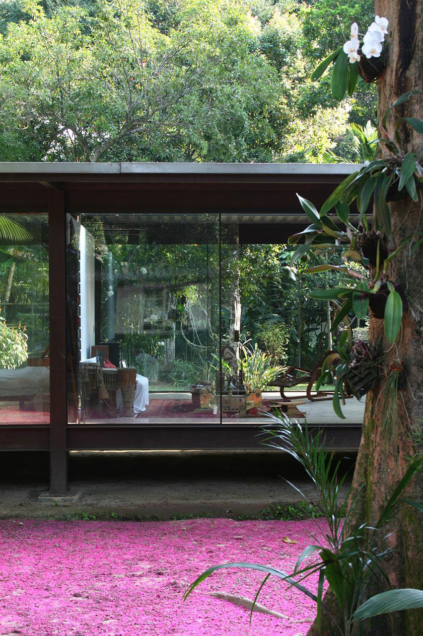 A Cozy and Contemporary Glass House Surrounded by Luscious Vegetation in Rio de Janeiro by Carla Juaçaba (5)