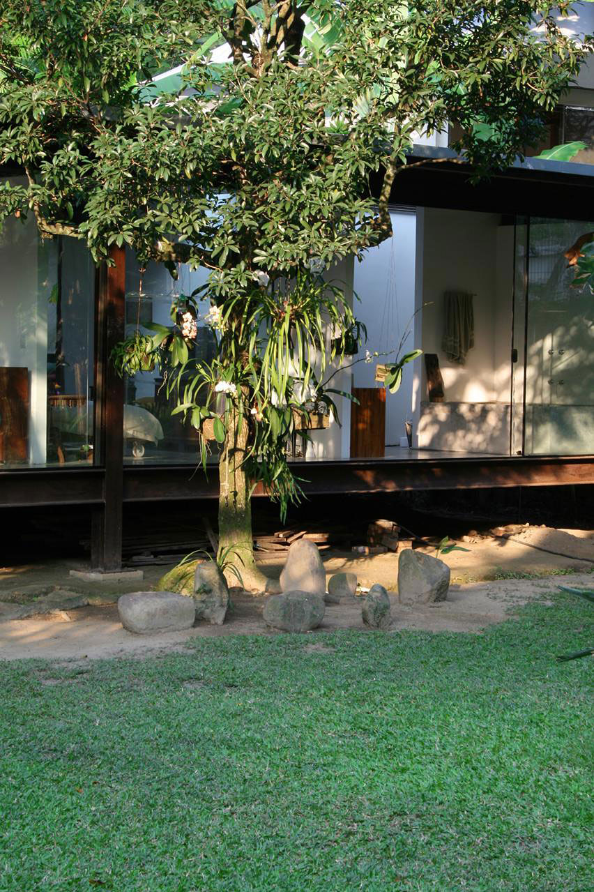 A Cozy and Contemporary Glass House Surrounded by Luscious Vegetation in Rio de Janeiro by Carla Juaçaba (6)