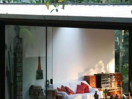 A Cozy and Contemporary Glass House Surrounded by Luscious Vegetation in Rio de Janeiro by Carla Juaçaba (7)