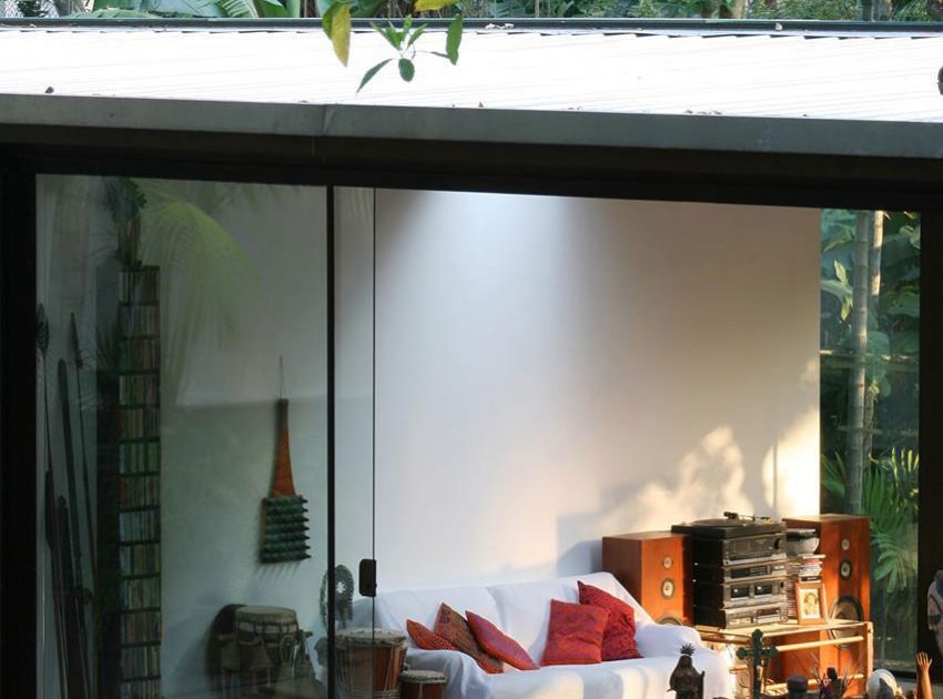 A Cozy and Contemporary Glass House Surrounded by Luscious Vegetation in Rio de Janeiro by Carla Juaçaba (7)