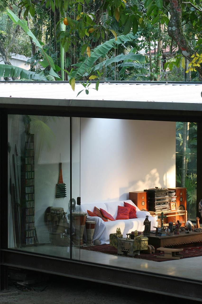 A Cozy and Contemporary Glass House Surrounded by Luscious Vegetation in Rio de Janeiro by Carla Juaçaba (7)