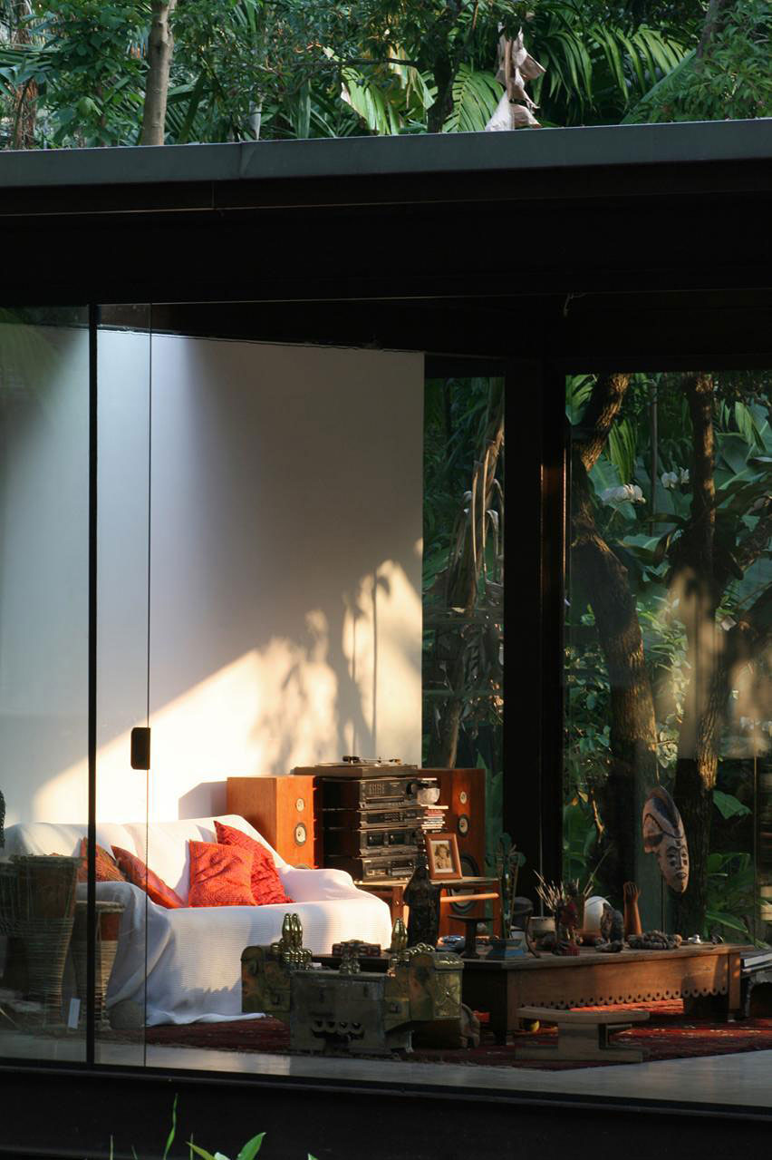 A Cozy and Contemporary Glass House Surrounded by Luscious Vegetation in Rio de Janeiro by Carla Juaçaba (8)