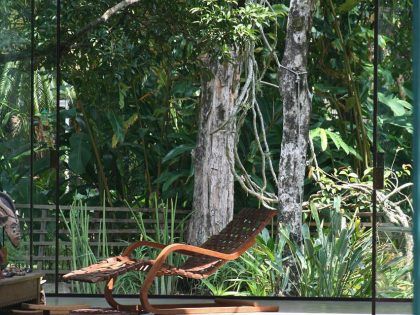 A Cozy and Contemporary Glass House Surrounded by Luscious Vegetation in Rio de Janeiro by Carla Juaçaba (9)