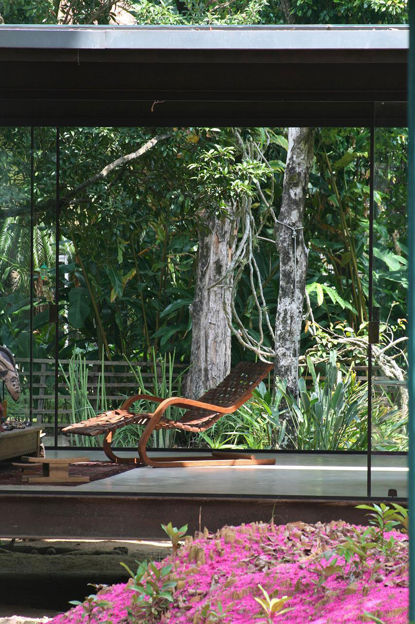 A Cozy and Contemporary Glass House Surrounded by Luscious Vegetation in Rio de Janeiro by Carla Juaçaba (9)