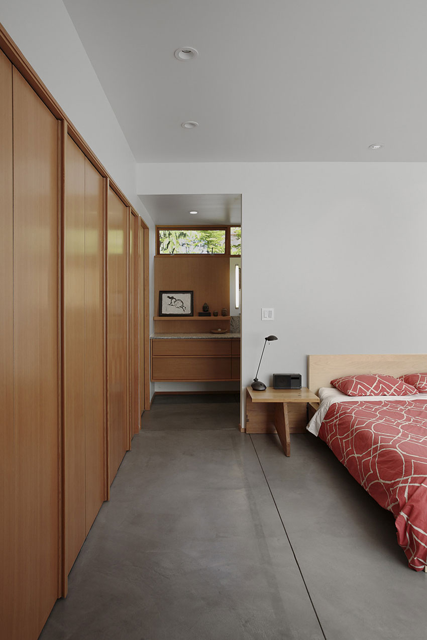 A Cozy and Luminous Modern Home Full of Concrete and Wood Elements in Seattle by SHED Architecture & Design (19)