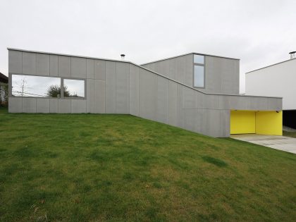 A Cozy and Luxurious Modern House for an Elderly Couple in Banská Bystrica, Slovakia by Pauliny Hovorka Architekti (2)