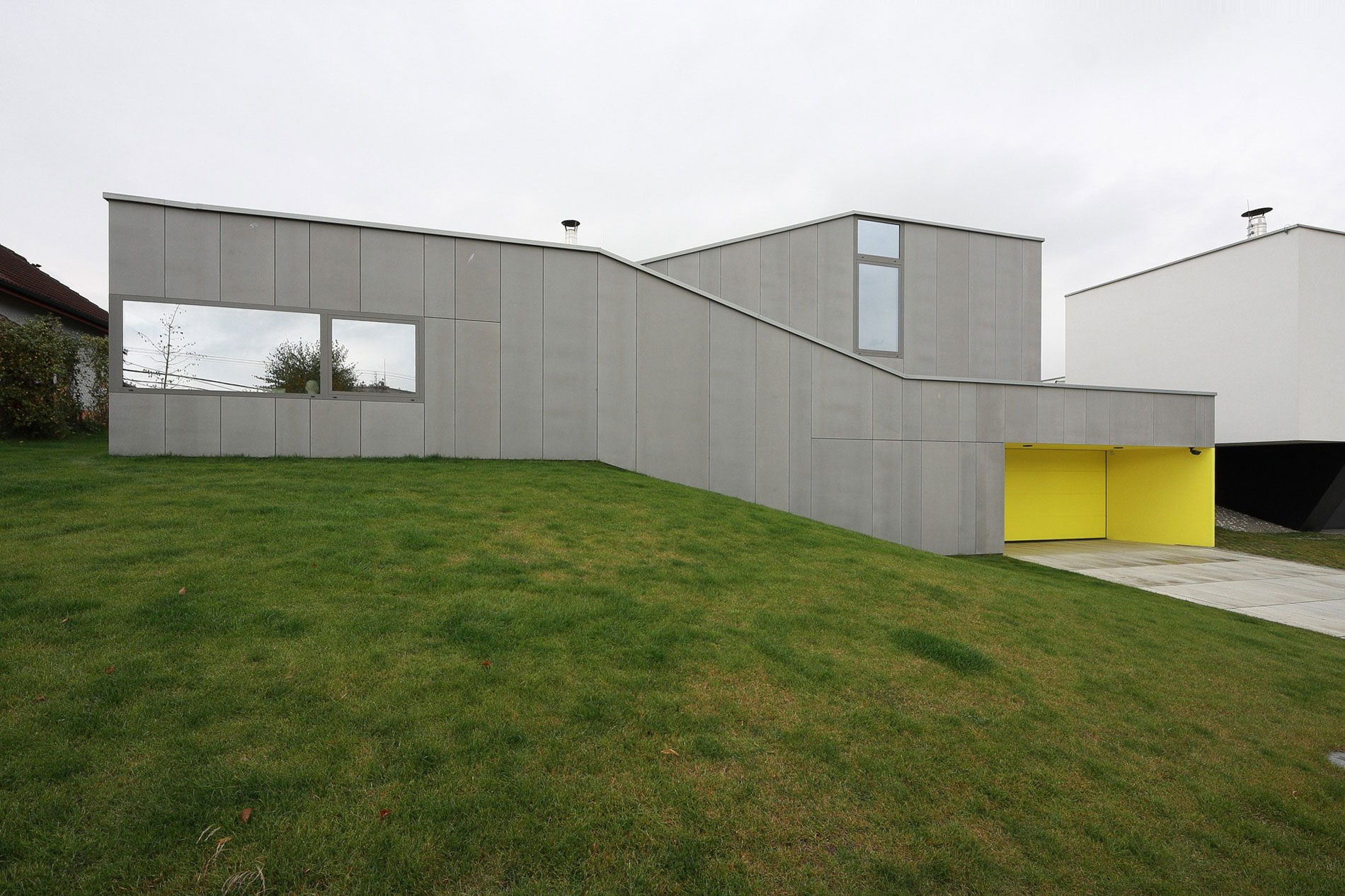 A Cozy and Luxurious Modern House for an Elderly Couple in Banská Bystrica, Slovakia by Pauliny Hovorka Architekti (2)
