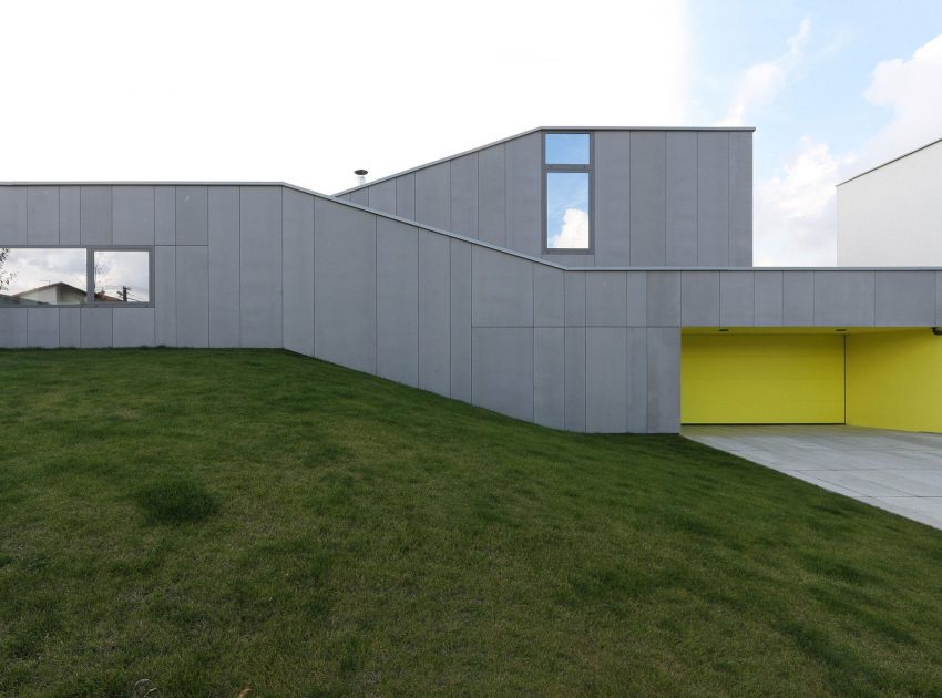 A Cozy and Luxurious Modern House for an Elderly Couple in Banská Bystrica, Slovakia by Pauliny Hovorka Architekti (3)