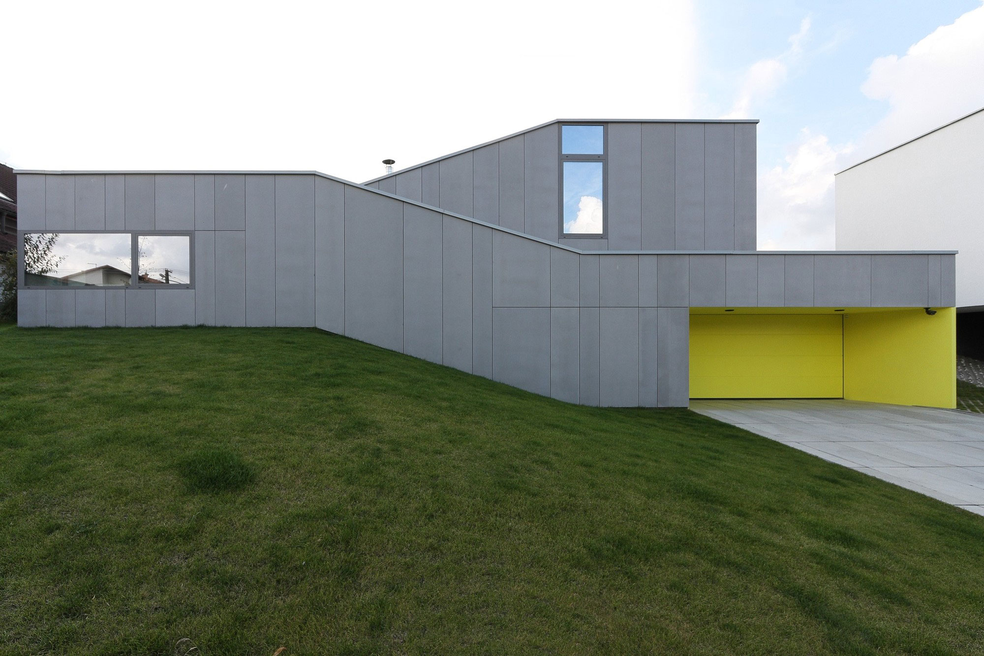 A Cozy and Luxurious Modern House for an Elderly Couple in Banská Bystrica, Slovakia by Pauliny Hovorka Architekti (3)