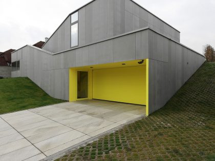 A Cozy and Luxurious Modern House for an Elderly Couple in Banská Bystrica, Slovakia by Pauliny Hovorka Architekti (5)