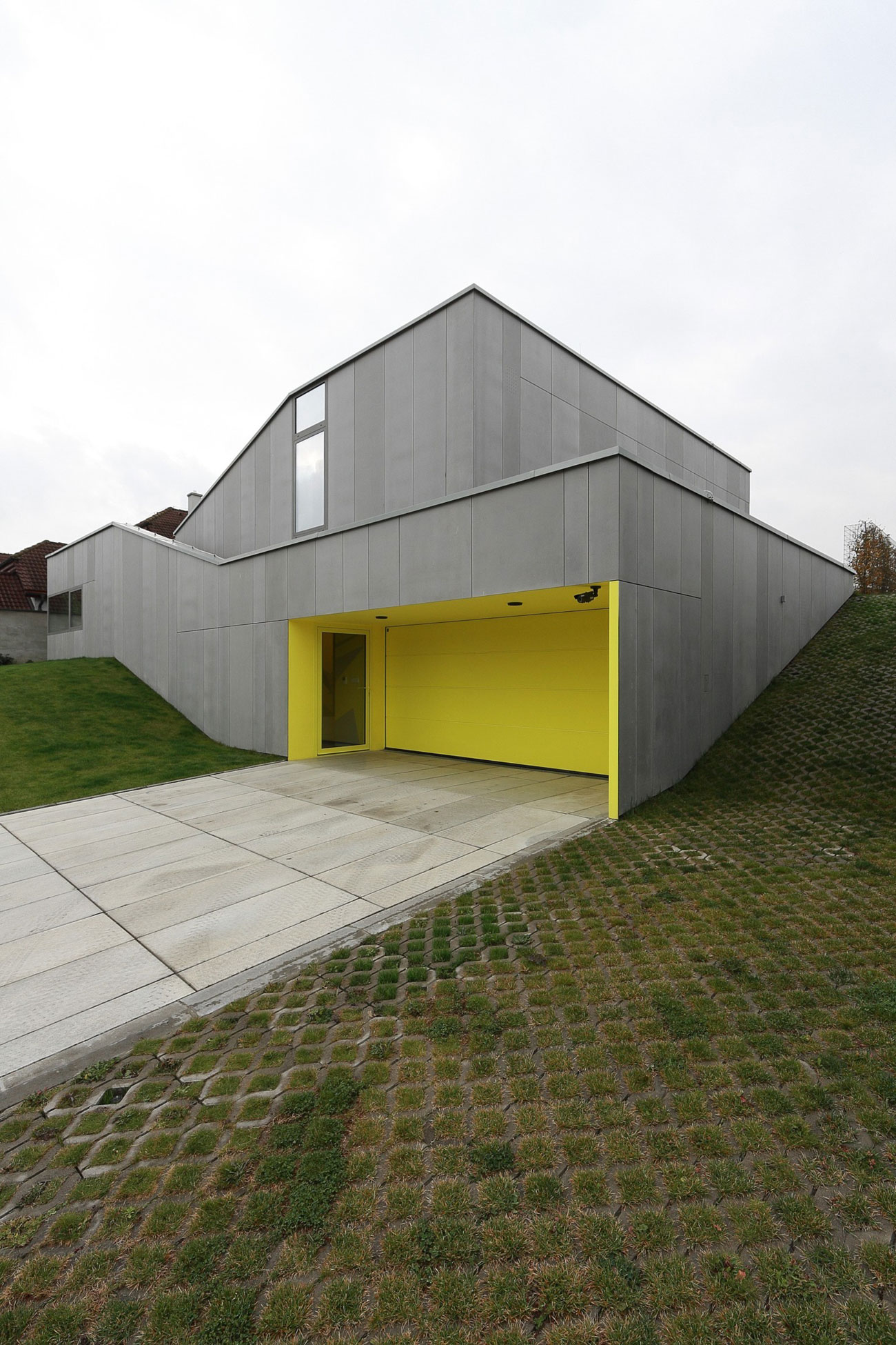 A Cozy and Luxurious Modern House for an Elderly Couple in Banská Bystrica, Slovakia by Pauliny Hovorka Architekti (5)
