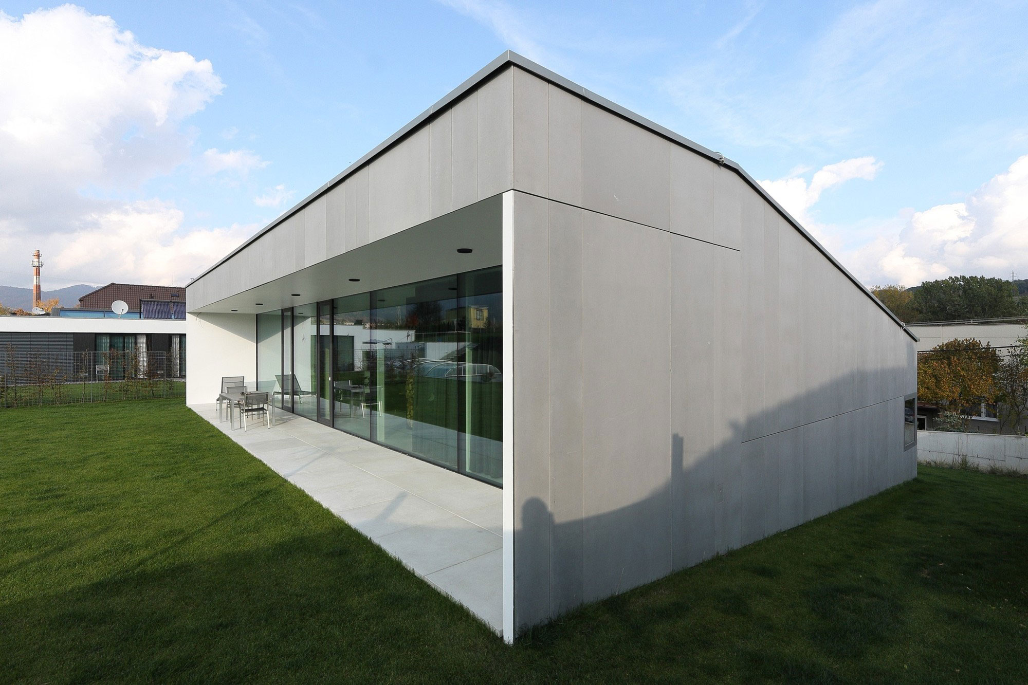 A Cozy and Luxurious Modern House for an Elderly Couple in Banská Bystrica, Slovakia by Pauliny Hovorka Architekti (7)