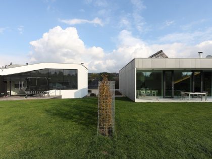 A Cozy and Luxurious Modern House for an Elderly Couple in Banská Bystrica, Slovakia by Pauliny Hovorka Architekti (9)