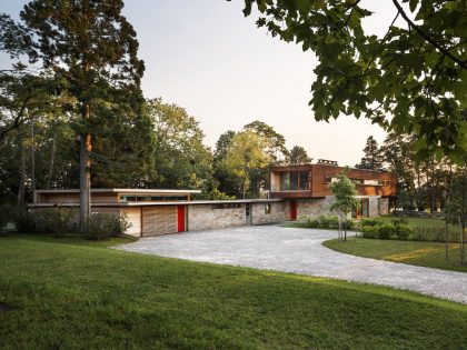 A Cozy and Warm Home Combines Rustic and Industrial Elements in Stonington by Joeb Moore & Partners (1)