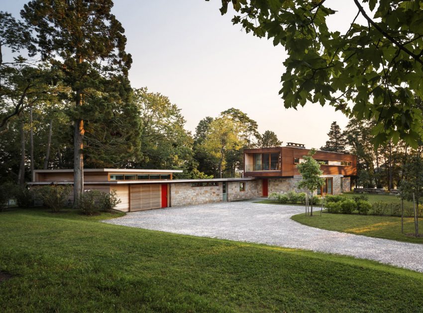 A Cozy and Warm Home Combines Rustic and Industrial Elements in Stonington by Joeb Moore & Partners (1)