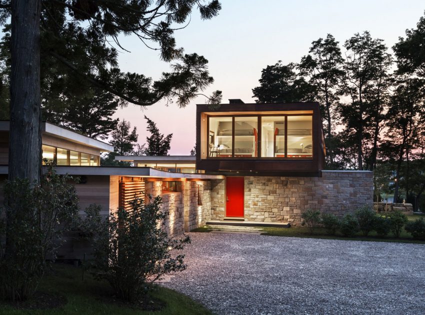 A Cozy and Warm Home Combines Rustic and Industrial Elements in Stonington by Joeb Moore & Partners (11)