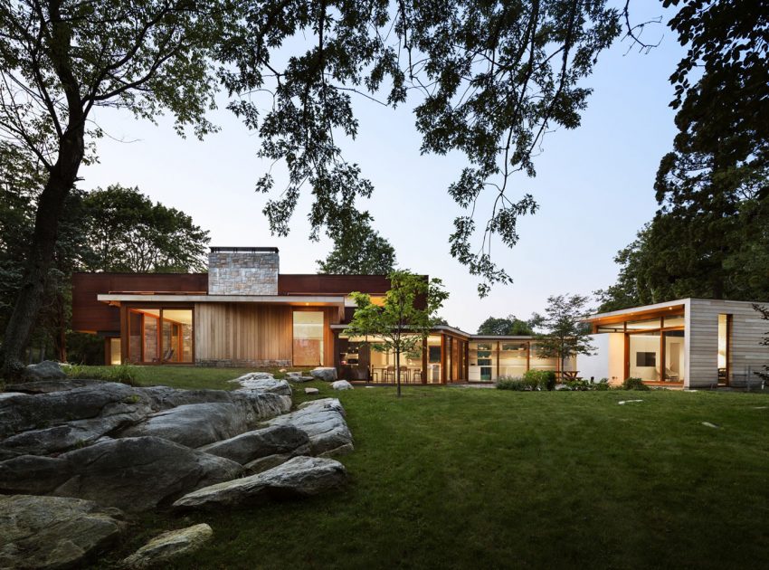 A Cozy and Warm Home Combines Rustic and Industrial Elements in Stonington by Joeb Moore & Partners (12)