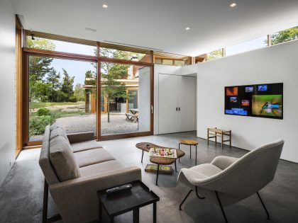 A Cozy and Warm Home Combines Rustic and Industrial Elements in Stonington by Joeb Moore & Partners (6)