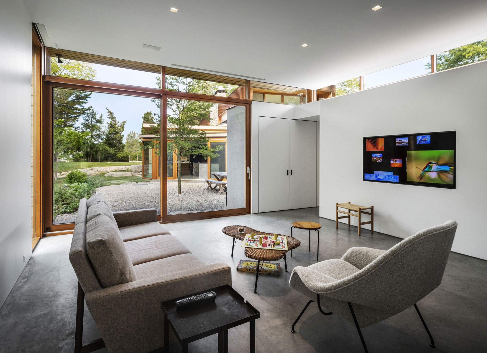 A Cozy and Warm Home Combines Rustic and Industrial Elements in Stonington by Joeb Moore & Partners (6)