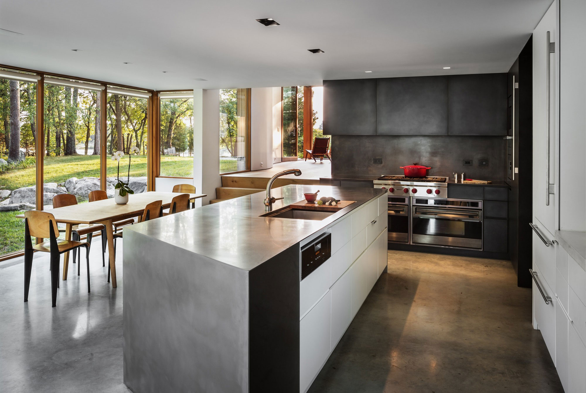 A Cozy and Warm Home Combines Rustic and Industrial Elements in Stonington by Joeb Moore & Partners (7)