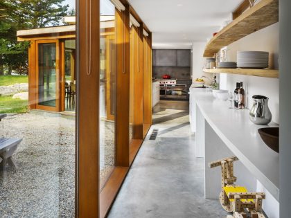 A Cozy and Warm Home Combines Rustic and Industrial Elements in Stonington by Joeb Moore & Partners (8)