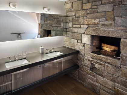 A Cozy and Warm Home Combines Rustic and Industrial Elements in Stonington by Joeb Moore & Partners (9)