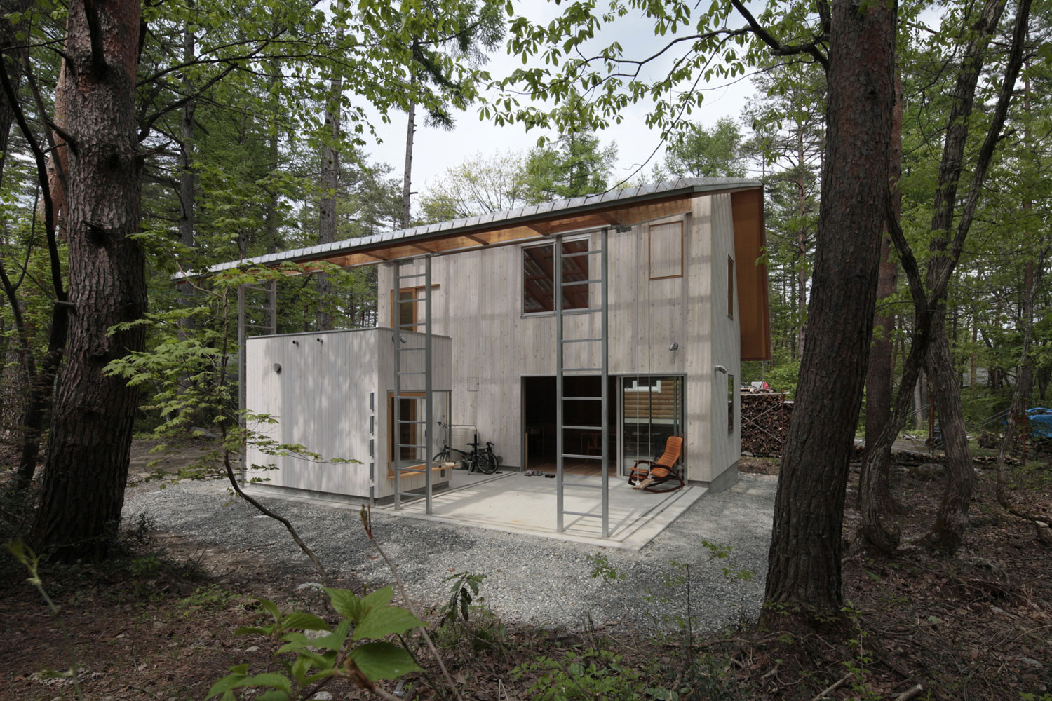 A Dramatic Contemporary Home with an Asymmetric Roof and Overhanging Eaves in Hakuba, Japan by Naka Architects (1)