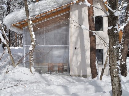 A Dramatic Contemporary Home with an Asymmetric Roof and Overhanging Eaves in Hakuba, Japan by Naka Architects (13)