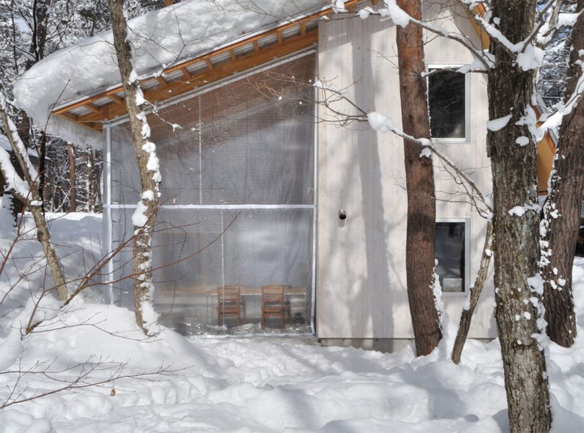 A Dramatic Contemporary Home with an Asymmetric Roof and Overhanging Eaves in Hakuba, Japan by Naka Architects (13)