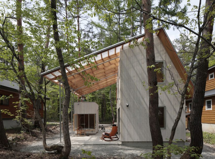 A Dramatic Contemporary Home with an Asymmetric Roof and Overhanging Eaves in Hakuba, Japan by Naka Architects (2)