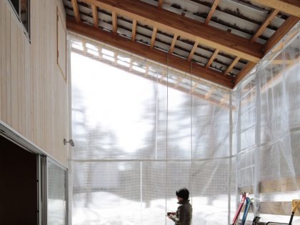 A Dramatic Contemporary Home with an Asymmetric Roof and Overhanging Eaves in Hakuba, Japan by Naka Architects (4)