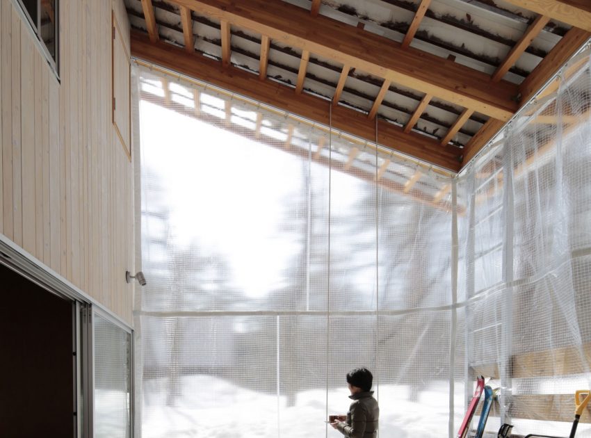 A Dramatic Contemporary Home with an Asymmetric Roof and Overhanging Eaves in Hakuba, Japan by Naka Architects (4)