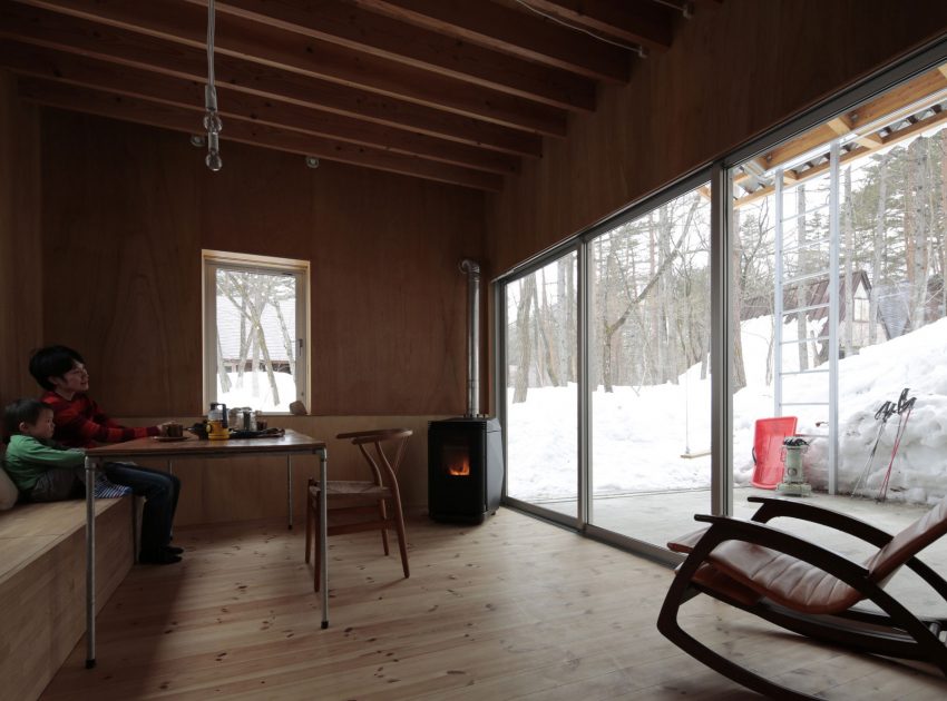 A Dramatic Contemporary Home with an Asymmetric Roof and Overhanging Eaves in Hakuba, Japan by Naka Architects (9)