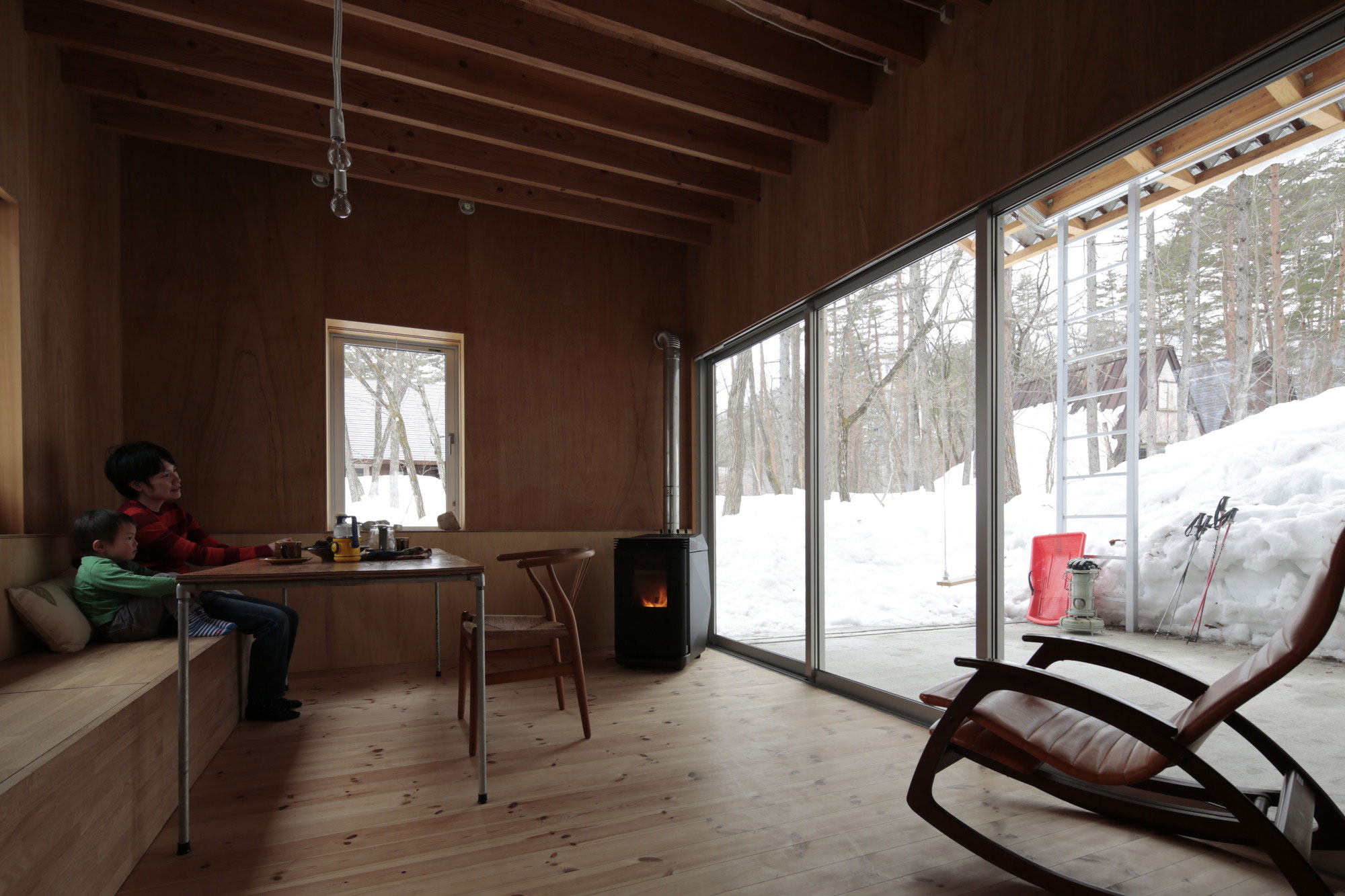 A Dramatic Contemporary Home with an Asymmetric Roof and Overhanging Eaves in Hakuba, Japan by Naka Architects (9)