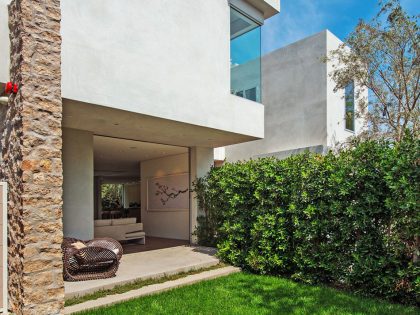 A Fabulous and Sleek Modern Home Surrounded by Lush Vegetation in Los Angeles by Amit Apel Design, Inc (10)