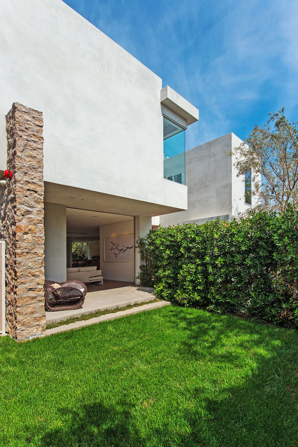 A Fabulous and Sleek Modern Home Surrounded by Lush Vegetation in Los Angeles by Amit Apel Design, Inc (10)