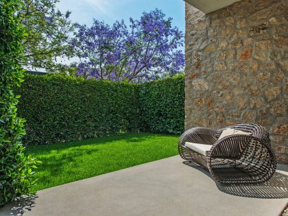 A Fabulous and Sleek Modern Home Surrounded by Lush Vegetation in Los Angeles by Amit Apel Design, Inc (11)