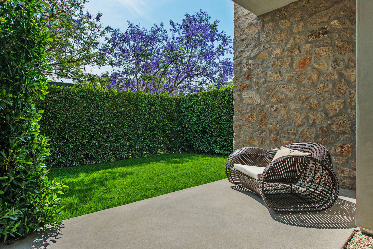 A Fabulous and Sleek Modern Home Surrounded by Lush Vegetation in Los Angeles by Amit Apel Design, Inc (11)