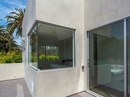 A Fabulous and Sleek Modern Home Surrounded by Lush Vegetation in Los Angeles by Amit Apel Design, Inc (16)