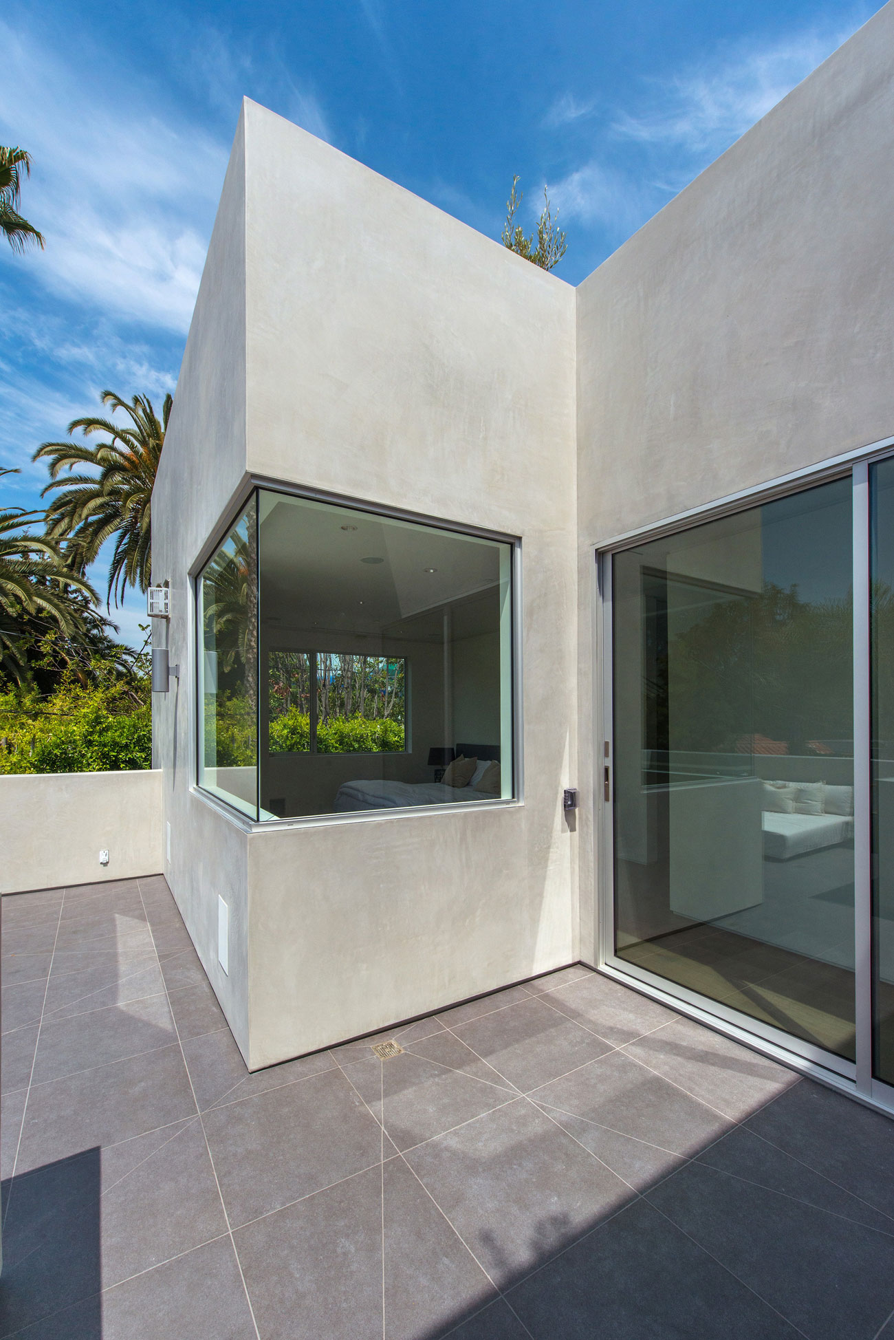 A Fabulous and Sleek Modern Home Surrounded by Lush Vegetation in Los Angeles by Amit Apel Design, Inc (16)
