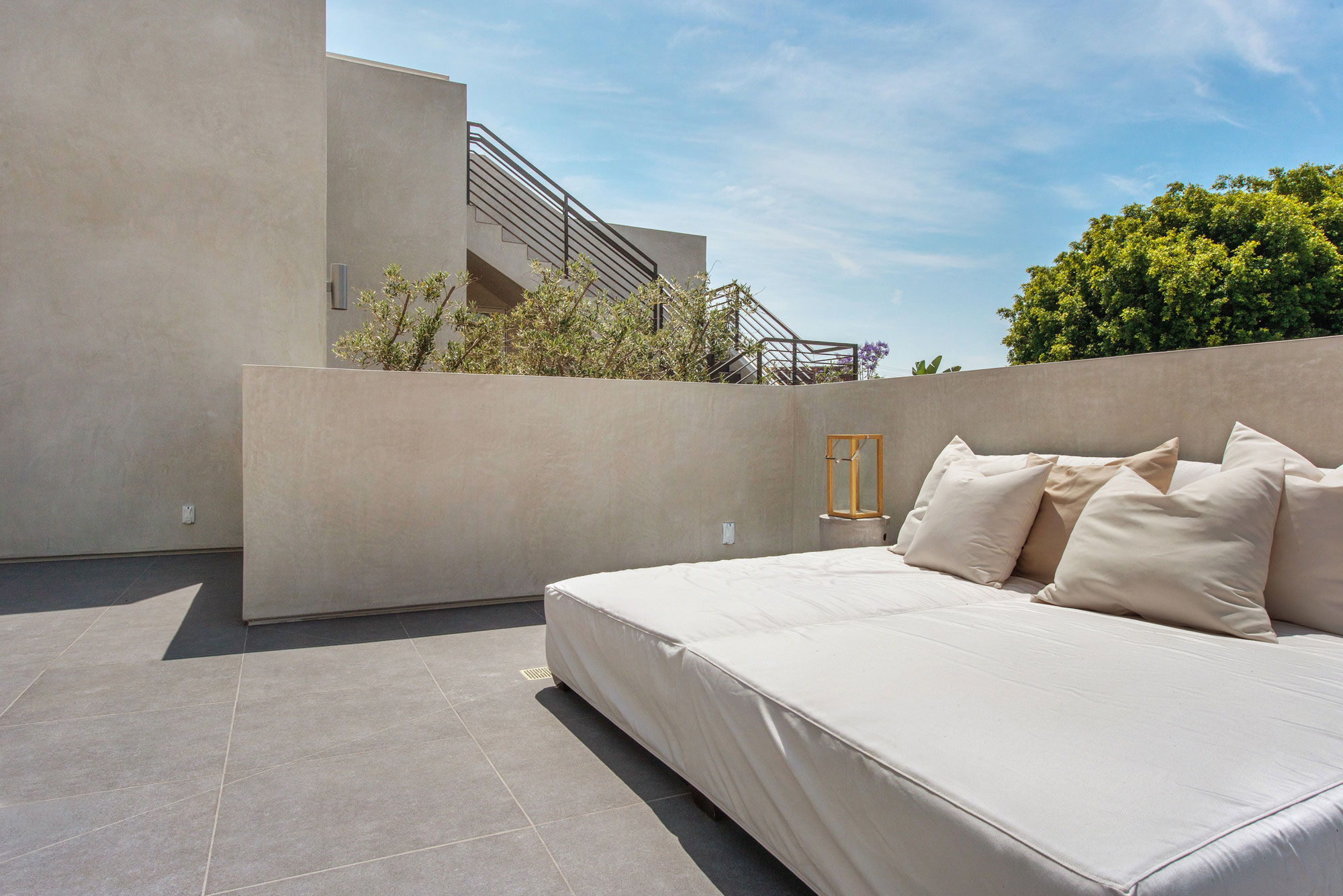 A Fabulous and Sleek Modern Home Surrounded by Lush Vegetation in Los Angeles by Amit Apel Design, Inc (18)