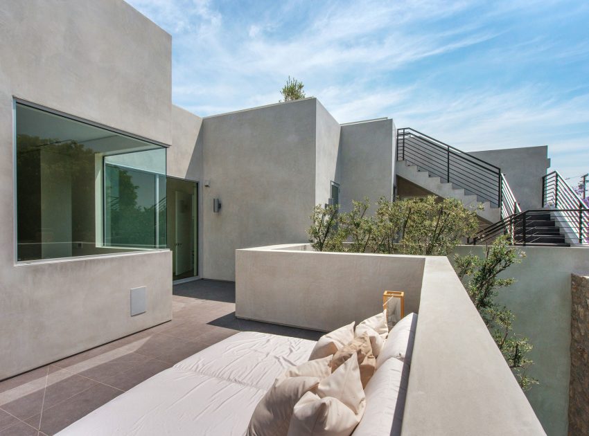 A Fabulous and Sleek Modern Home Surrounded by Lush Vegetation in Los Angeles by Amit Apel Design, Inc (19)