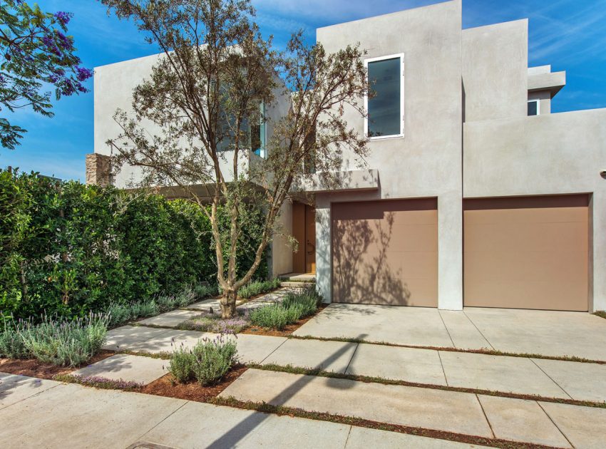 A Fabulous and Sleek Modern Home Surrounded by Lush Vegetation in Los Angeles by Amit Apel Design, Inc (20)