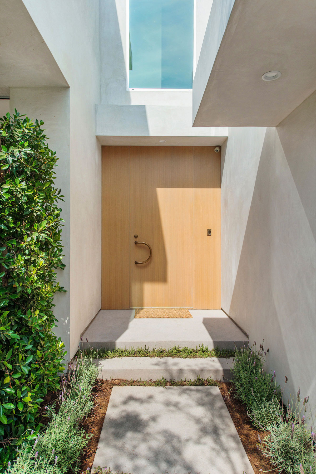 A Fabulous and Sleek Modern Home Surrounded by Lush Vegetation in Los Angeles by Amit Apel Design, Inc (21)