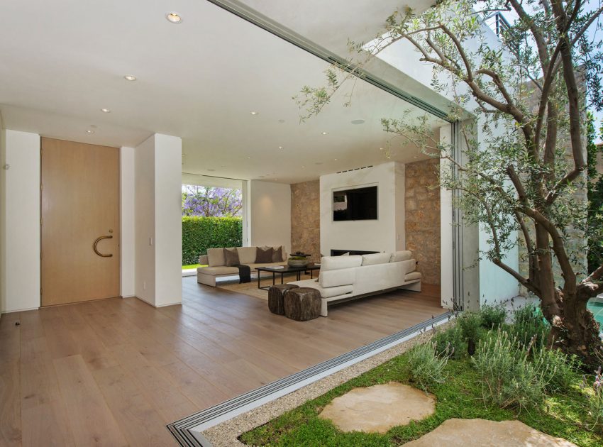 A Fabulous and Sleek Modern Home Surrounded by Lush Vegetation in Los Angeles by Amit Apel Design, Inc (22)