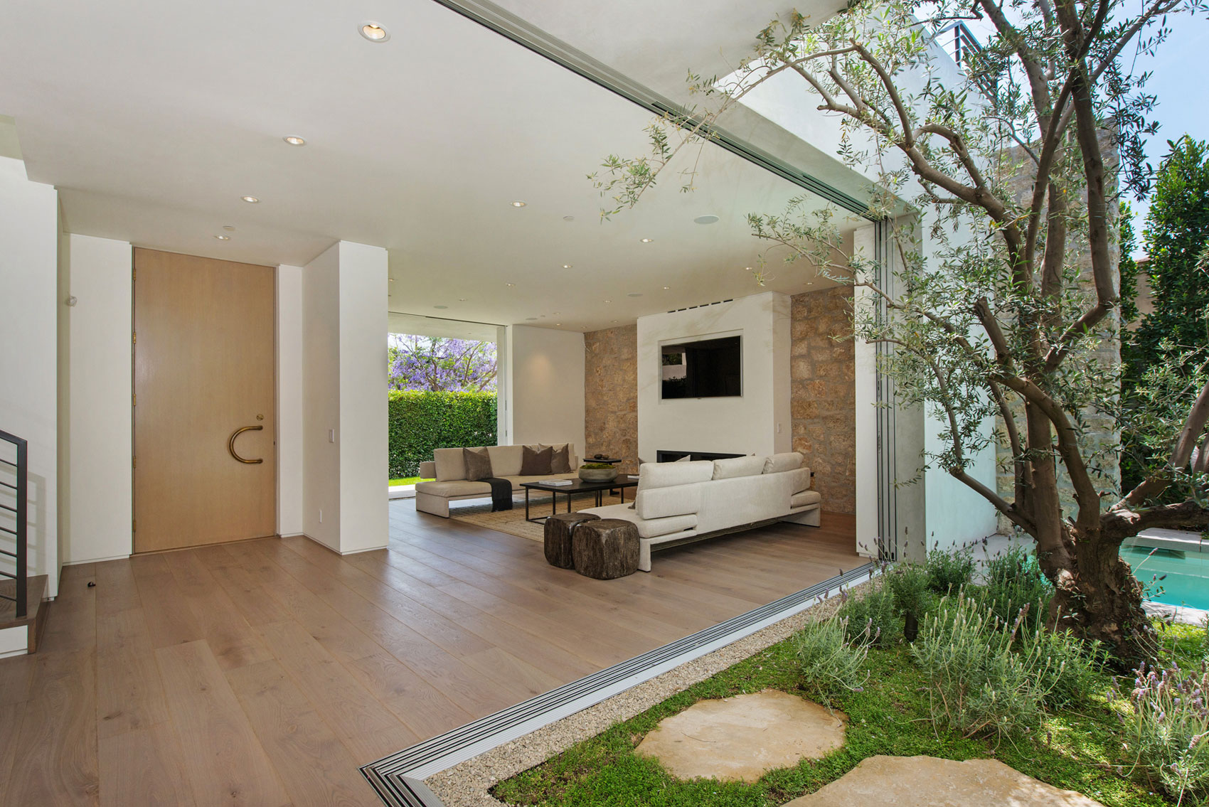 A Fabulous and Sleek Modern Home Surrounded by Lush Vegetation in Los Angeles by Amit Apel Design, Inc (22)
