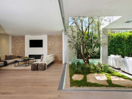 A Fabulous and Sleek Modern Home Surrounded by Lush Vegetation in Los Angeles by Amit Apel Design, Inc (23)